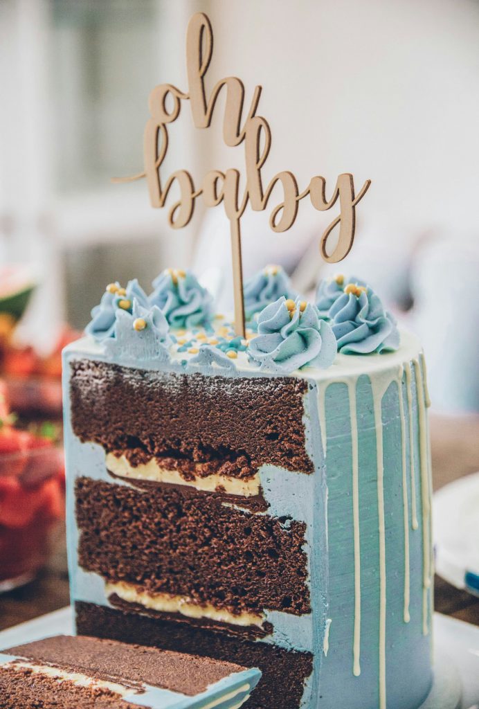 Gâteau de baby shower bleu avec décoration